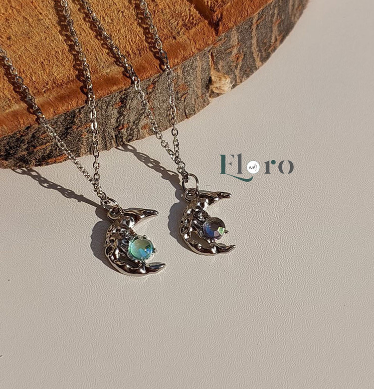 گردنبند دخترانه پینترستی طرح ماه نقره ای